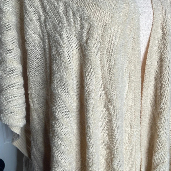 New Steve Madden Ivory Open Front Medallion Brushed Topper Cape/OSFM - Picture 4 of 10